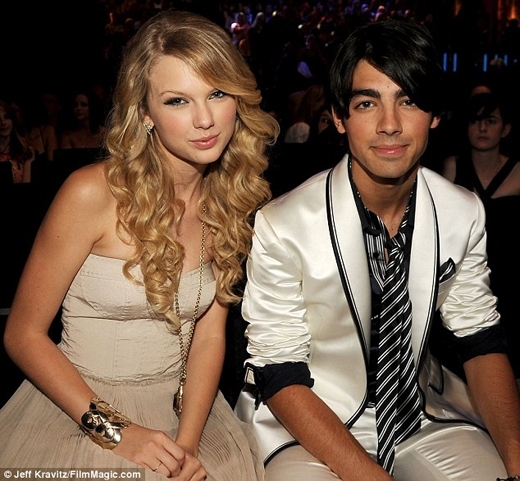 
	
	Taylor và Joe Jonas